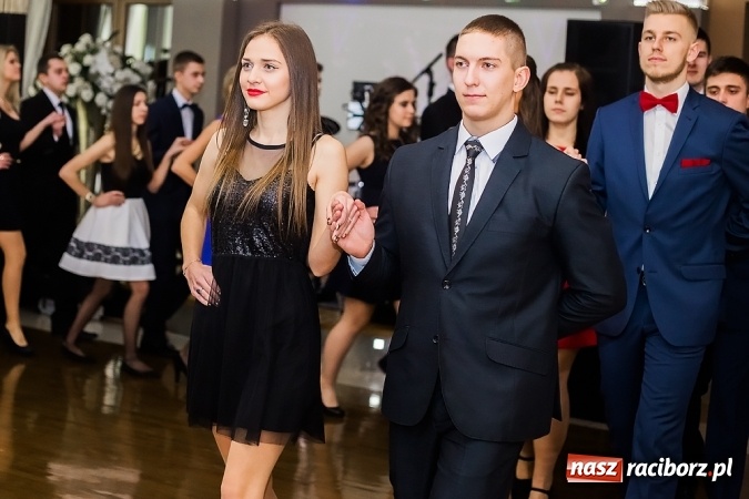 Zdjęcie w galerii na portalu naszraciborz.pl: Maturzyści z Mechanika zamykają w Bravo w Tworkowie sezon studniówkowy FOTO i WIDEO wiadomości z regionu