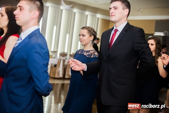 Zdjęcie w galerii na portalu naszraciborz.pl: Maturzyści z Mechanika zamykają w Bravo w Tworkowie sezon studniówkowy FOTO i WIDEO wiadomości z regionu