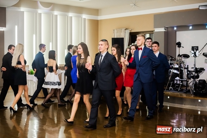 Zdjęcie w galerii na portalu naszraciborz.pl: Maturzyści z Mechanika zamykają w Bravo w Tworkowie sezon studniówkowy FOTO i WIDEO wiadomości z regionu