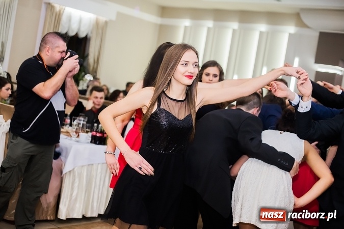 Zdjęcie w galerii na portalu naszraciborz.pl: Maturzyści z Mechanika zamykają w Bravo w Tworkowie sezon studniówkowy FOTO i WIDEO wiadomości z regionu