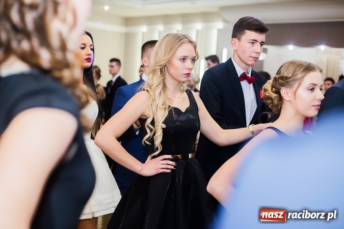 Zdjęcie w galerii na portalu naszraciborz.pl: Maturzyści z Mechanika zamykają w Bravo w Tworkowie sezon studniówkowy FOTO i WIDEO wiadomości z regionu