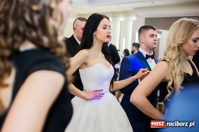 Zdjęcie w galerii na portalu naszraciborz.pl: Maturzyści z Mechanika zamykają w Bravo w Tworkowie sezon studniówkowy FOTO i WIDEO wiadomości z regionu