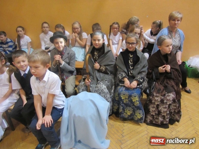 Zdjęcie w galerii na portalu naszraciborz.pl: Tak w krzanowickiej szkole świętowano Dzień Babci i Dziadka wiadomości z regionu