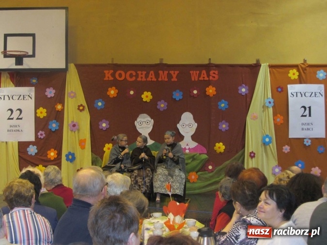 Zdjęcie w galerii na portalu naszraciborz.pl: Tak w krzanowickiej szkole świętowano Dzień Babci i Dziadka wiadomości z regionu