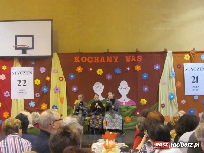 Zdjęcie w galerii na portalu naszraciborz.pl: Tak w krzanowickiej szkole świętowano Dzień Babci i Dziadka wiadomości z regionu