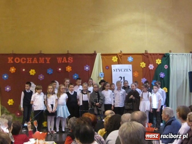 Zdjęcie w galerii na portalu naszraciborz.pl: Tak w krzanowickiej szkole świętowano Dzień Babci i Dziadka wiadomości z regionu