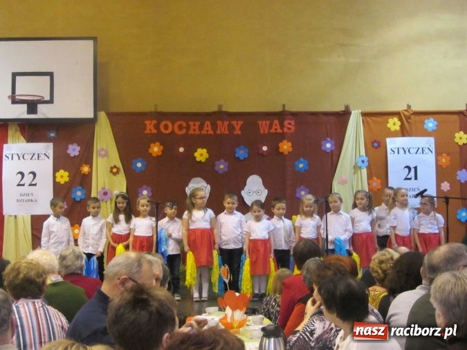 Zdjęcie w galerii na portalu naszraciborz.pl: Tak w krzanowickiej szkole świętowano Dzień Babci i Dziadka wiadomości z regionu