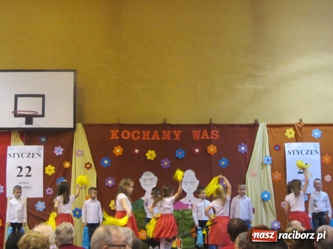 Zdjęcie w galerii na portalu naszraciborz.pl: Tak w krzanowickiej szkole świętowano Dzień Babci i Dziadka wiadomości z regionu