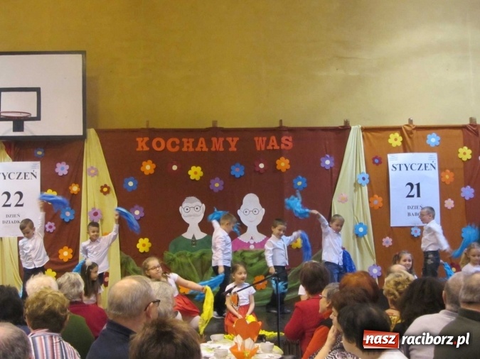 Zdjęcie w galerii na portalu naszraciborz.pl: Tak w krzanowickiej szkole świętowano Dzień Babci i Dziadka wiadomości z regionu