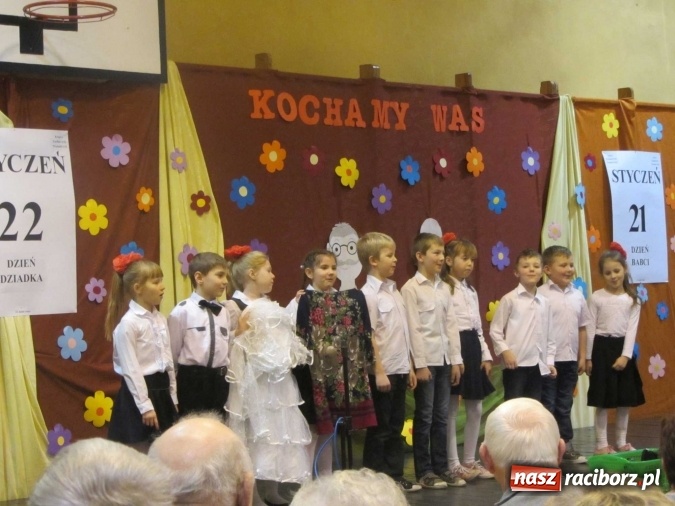 Zdjęcie w galerii na portalu naszraciborz.pl: Tak w krzanowickiej szkole świętowano Dzień Babci i Dziadka wiadomości z regionu