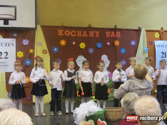 Zdjęcie w galerii na portalu naszraciborz.pl: Tak w krzanowickiej szkole świętowano Dzień Babci i Dziadka wiadomości z regionu