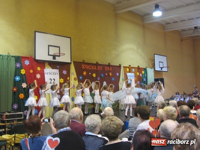 Zdjęcie w galerii na portalu naszraciborz.pl: Tak w krzanowickiej szkole świętowano Dzień Babci i Dziadka wiadomości z regionu