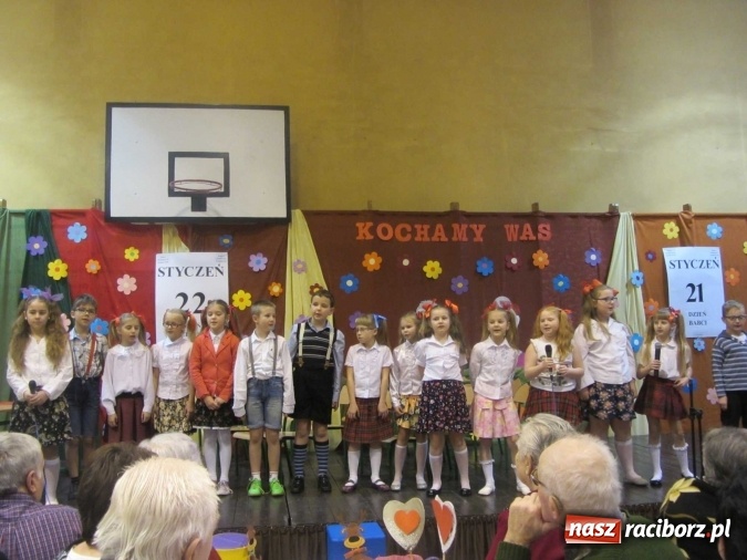 Zdjęcie w galerii na portalu naszraciborz.pl: Tak w krzanowickiej szkole świętowano Dzień Babci i Dziadka wiadomości z regionu