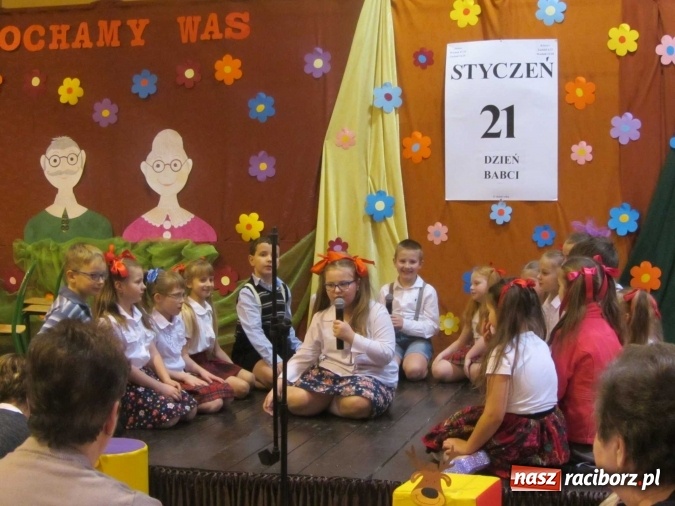 Zdjęcie w galerii na portalu naszraciborz.pl: Tak w krzanowickiej szkole świętowano Dzień Babci i Dziadka wiadomości z regionu