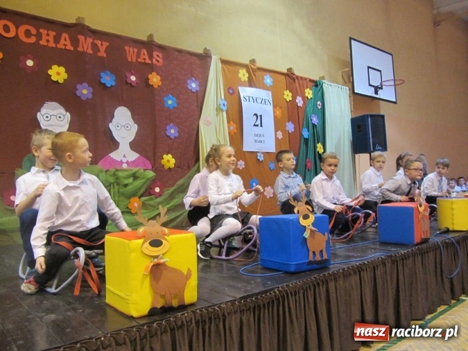 Zdjęcie w galerii na portalu naszraciborz.pl: Tak w krzanowickiej szkole świętowano Dzień Babci i Dziadka wiadomości z regionu