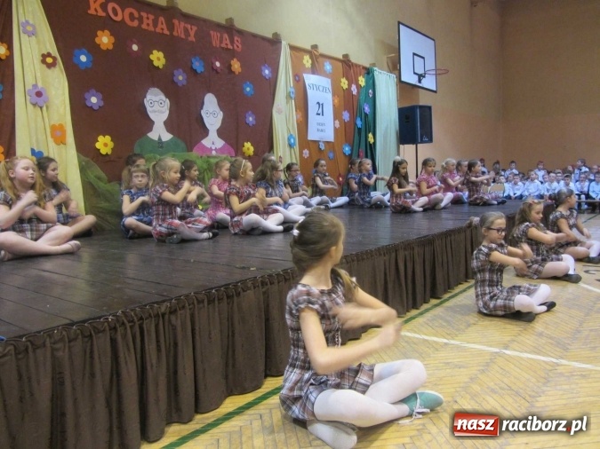 Zdjęcie w galerii na portalu naszraciborz.pl: Tak w krzanowickiej szkole świętowano Dzień Babci i Dziadka wiadomości z regionu