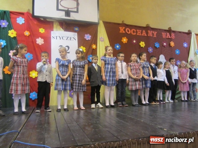 Zdjęcie w galerii na portalu naszraciborz.pl: Tak w krzanowickiej szkole świętowano Dzień Babci i Dziadka wiadomości z regionu