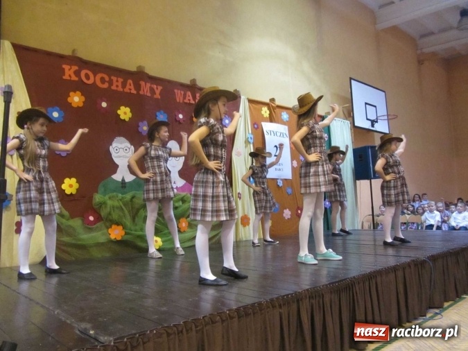 Zdjęcie w galerii na portalu naszraciborz.pl: Tak w krzanowickiej szkole świętowano Dzień Babci i Dziadka wiadomości z regionu