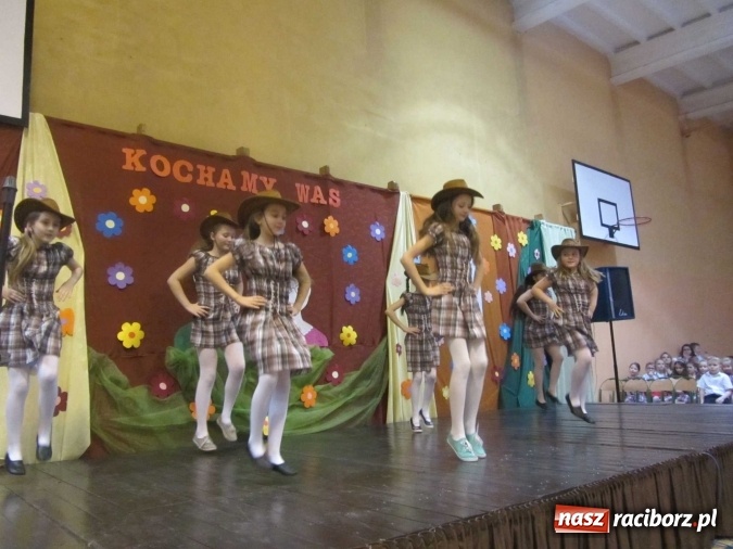 Zdjęcie w galerii na portalu naszraciborz.pl: Tak w krzanowickiej szkole świętowano Dzień Babci i Dziadka wiadomości z regionu