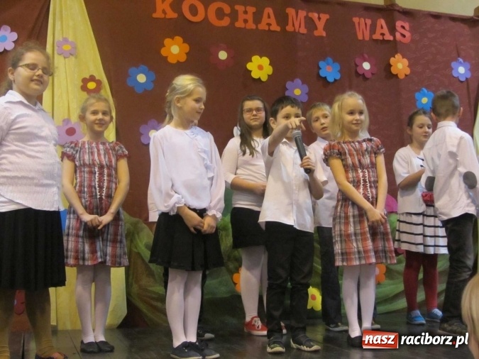 Zdjęcie w galerii na portalu naszraciborz.pl: Tak w krzanowickiej szkole świętowano Dzień Babci i Dziadka wiadomości z regionu