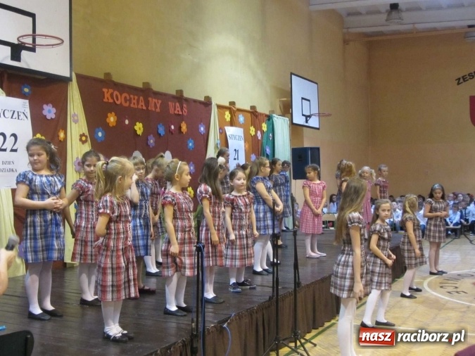 Zdjęcie w galerii na portalu naszraciborz.pl: Tak w krzanowickiej szkole świętowano Dzień Babci i Dziadka wiadomości z regionu