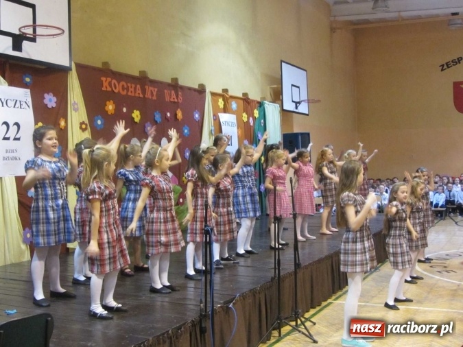 Zdjęcie w galerii na portalu naszraciborz.pl: Tak w krzanowickiej szkole świętowano Dzień Babci i Dziadka wiadomości z regionu