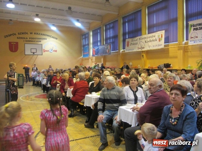 Zdjęcie w galerii na portalu naszraciborz.pl: Tak w krzanowickiej szkole świętowano Dzień Babci i Dziadka wiadomości z regionu