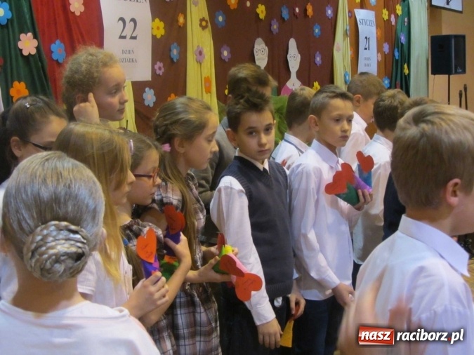 Zdjęcie w galerii na portalu naszraciborz.pl: Tak w krzanowickiej szkole świętowano Dzień Babci i Dziadka wiadomości z regionu