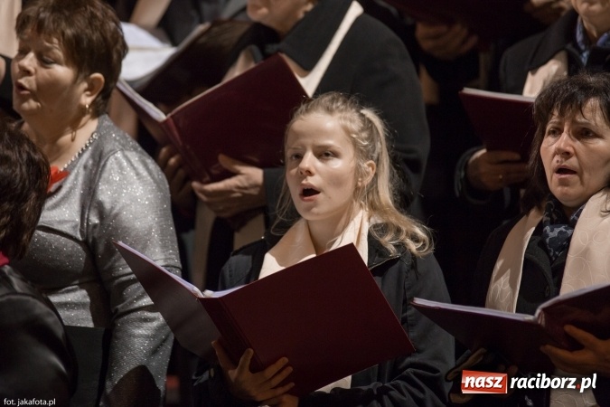 Zdjęcie w galerii na portalu naszraciborz.pl: Kolędy i pastorałki zabrzmiały dziś w kościele NSPJ wiadomości z regionu