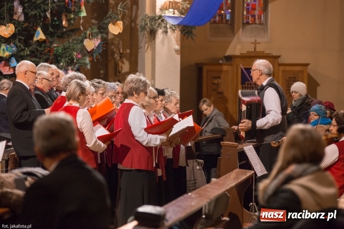 Zdjęcie w galerii na portalu naszraciborz.pl: Kolędy i pastorałki zabrzmiały dziś w kościele NSPJ wiadomości z regionu