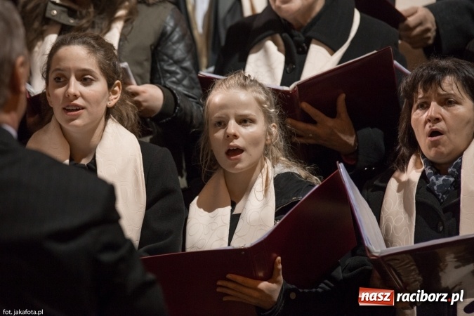 Zdjęcie w galerii na portalu naszraciborz.pl: Kolędy i pastorałki zabrzmiały dziś w kościele NSPJ wiadomości z regionu