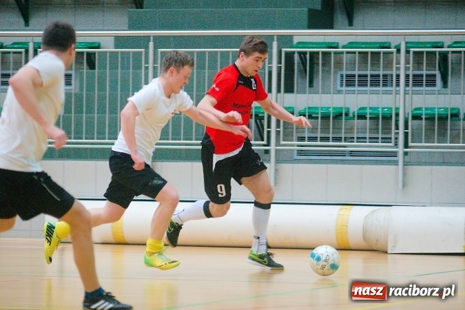 Zdjęcie w galerii na portalu naszraciborz.pl: Futsalowa niedziela w Arenie Rafako. Odrodzony Feniks górą nad M&D Metallbau  wiadomości z regionu
