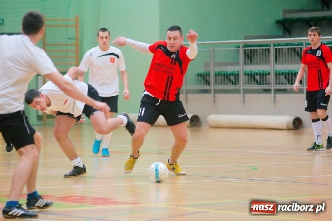 Zdjęcie w galerii na portalu naszraciborz.pl: Futsalowa niedziela w Arenie Rafako. Odrodzony Feniks górą nad M&D Metallbau  wiadomości z regionu