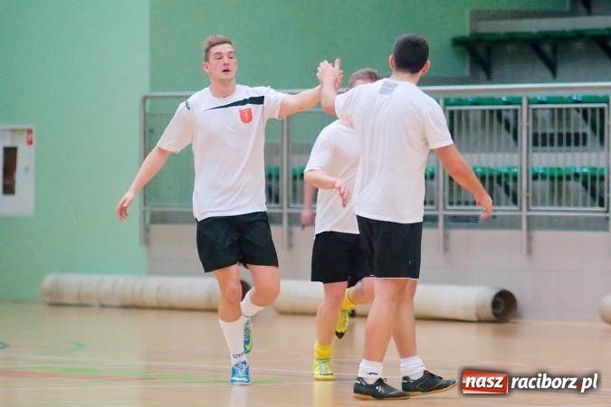 Zdjęcie w galerii na portalu naszraciborz.pl: Futsalowa niedziela w Arenie Rafako. Odrodzony Feniks górą nad M&D Metallbau  wiadomości z regionu