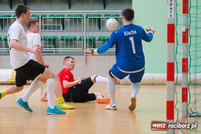 Zdjęcie w galerii na portalu naszraciborz.pl: Futsalowa niedziela w Arenie Rafako. Odrodzony Feniks górą nad M&D Metallbau  wiadomości z regionu