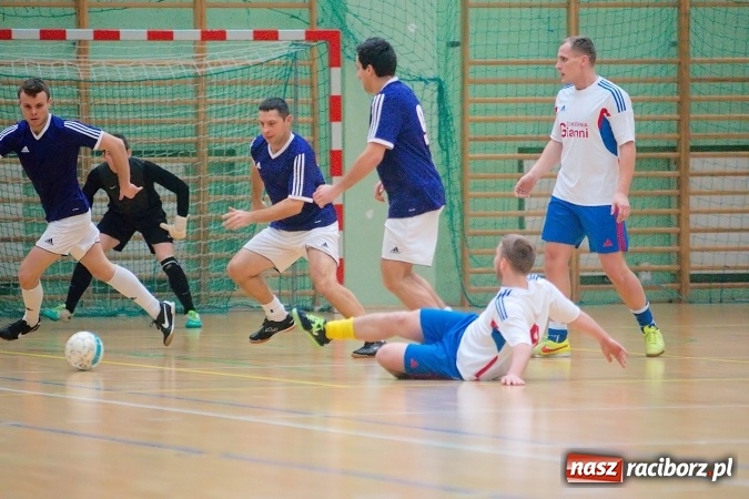 Zdjęcie w galerii na portalu naszraciborz.pl: Futsalowa niedziela w Arenie Rafako. Odrodzony Feniks górą nad M&D Metallbau  wiadomości z regionu