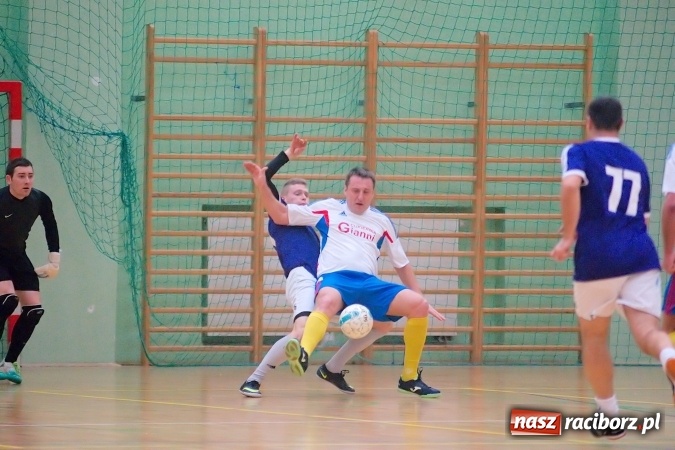 Zdjęcie w galerii na portalu naszraciborz.pl: Futsalowa niedziela w Arenie Rafako. Odrodzony Feniks górą nad M&D Metallbau  wiadomości z regionu