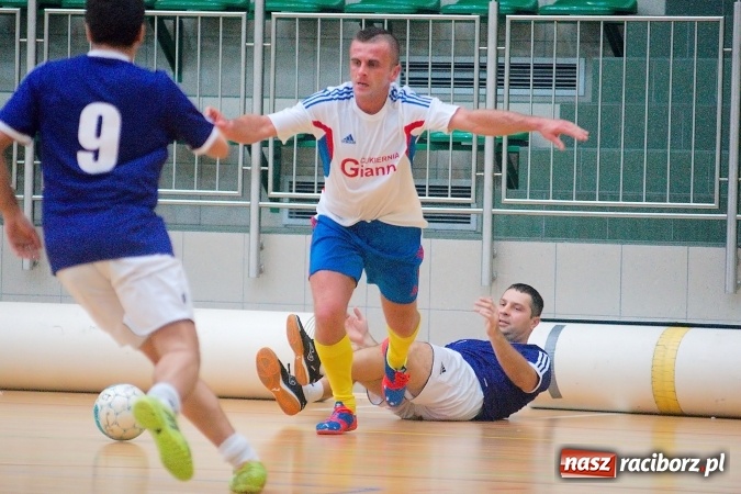 Zdjęcie w galerii na portalu naszraciborz.pl: Futsalowa niedziela w Arenie Rafako. Odrodzony Feniks górą nad M&D Metallbau  wiadomości z regionu