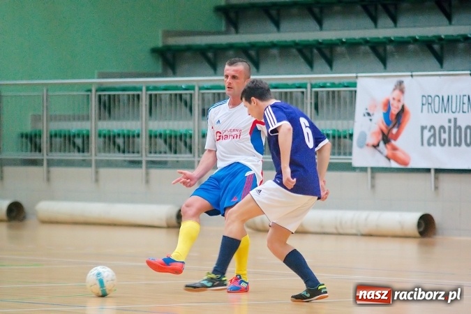 Zdjęcie w galerii na portalu naszraciborz.pl: Futsalowa niedziela w Arenie Rafako. Odrodzony Feniks górą nad M&D Metallbau  wiadomości z regionu