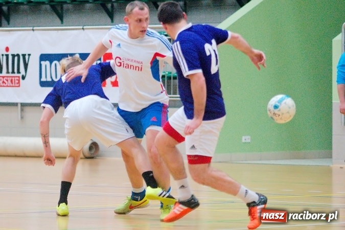 Zdjęcie w galerii na portalu naszraciborz.pl: Futsalowa niedziela w Arenie Rafako. Odrodzony Feniks górą nad M&D Metallbau  wiadomości z regionu