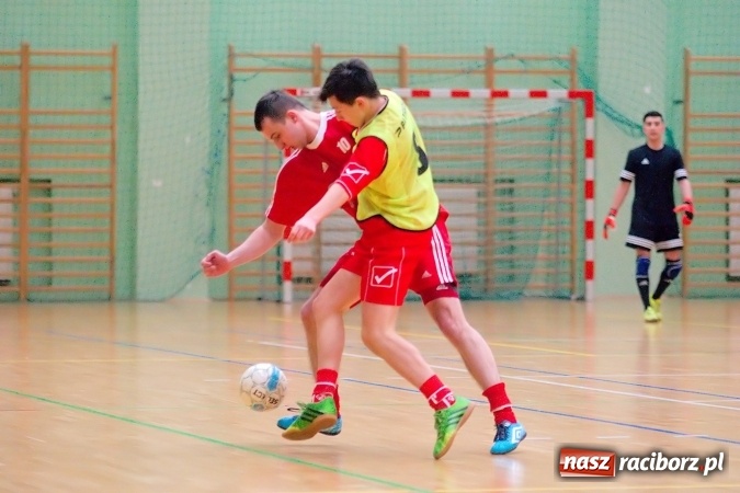 Zdjęcie w galerii na portalu naszraciborz.pl: Futsalowa niedziela w Arenie Rafako. Odrodzony Feniks górą nad M&D Metallbau  wiadomości z regionu