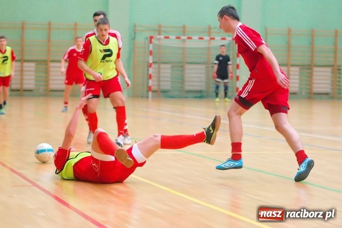 Zdjęcie w galerii na portalu naszraciborz.pl: Futsalowa niedziela w Arenie Rafako. Odrodzony Feniks górą nad M&D Metallbau  wiadomości z regionu