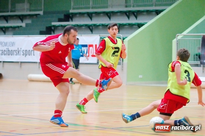 Zdjęcie w galerii na portalu naszraciborz.pl: Futsalowa niedziela w Arenie Rafako. Odrodzony Feniks górą nad M&D Metallbau  wiadomości z regionu