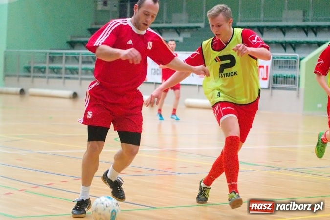Zdjęcie w galerii na portalu naszraciborz.pl: Futsalowa niedziela w Arenie Rafako. Odrodzony Feniks górą nad M&D Metallbau  wiadomości z regionu