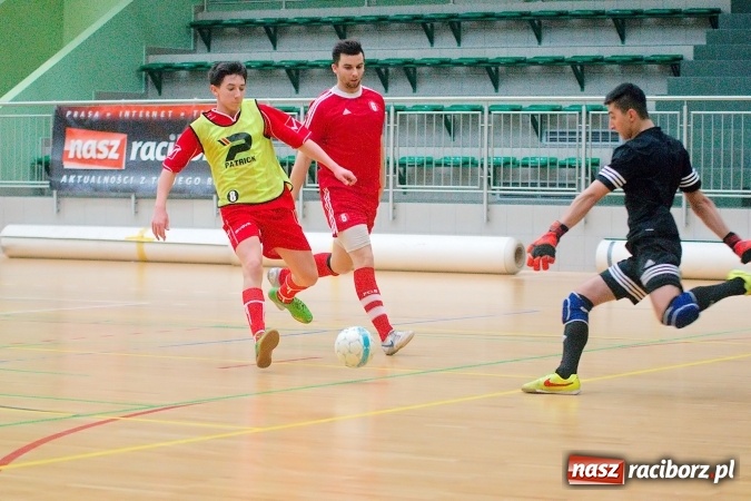 Zdjęcie w galerii na portalu naszraciborz.pl: Futsalowa niedziela w Arenie Rafako. Odrodzony Feniks górą nad M&D Metallbau  wiadomości z regionu