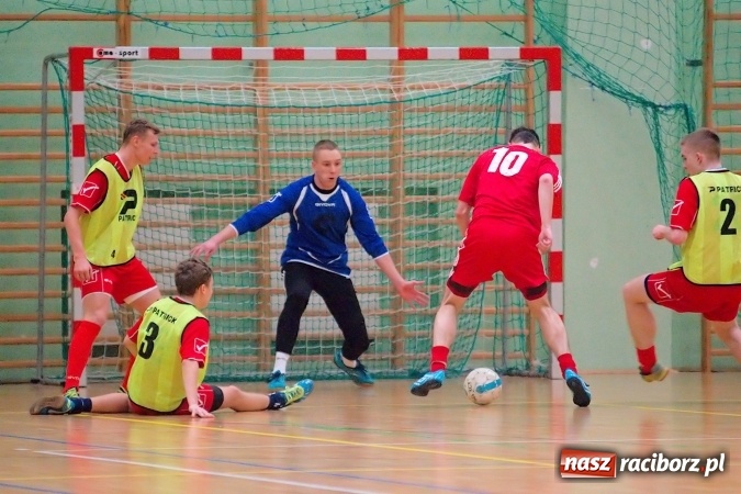 Zdjęcie w galerii na portalu naszraciborz.pl: Futsalowa niedziela w Arenie Rafako. Odrodzony Feniks górą nad M&D Metallbau  wiadomości z regionu