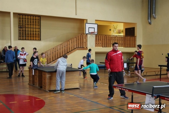 Zdjęcie w galerii na portalu naszraciborz.pl: Koszulki były mokre! W Nędzy walczyli o puchar wójta  wiadomości z regionu