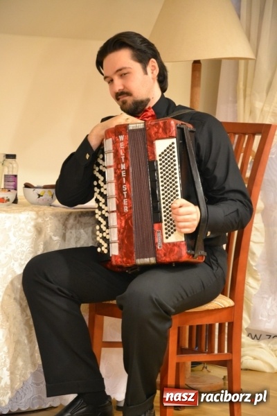 Zdjęcie w galerii na portalu naszraciborz.pl: Podwieczorek z piosenką, poezją i humorem - widowisko na zamku wiadomości z regionu