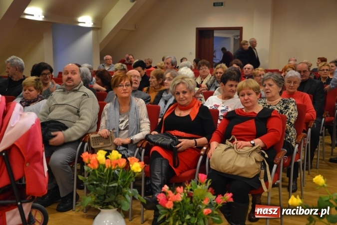 Zdjęcie w galerii na portalu naszraciborz.pl: Podwieczorek z piosenką, poezją i humorem - widowisko na zamku wiadomości z regionu