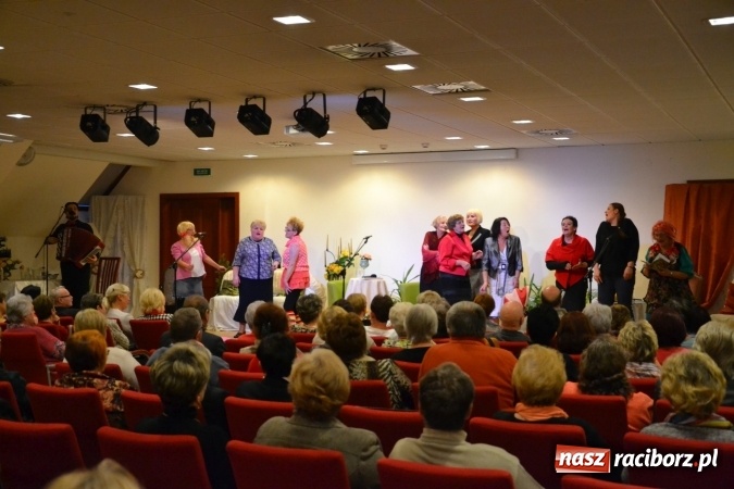 Zdjęcie w galerii na portalu naszraciborz.pl: Podwieczorek z piosenką, poezją i humorem - widowisko na zamku wiadomości z regionu